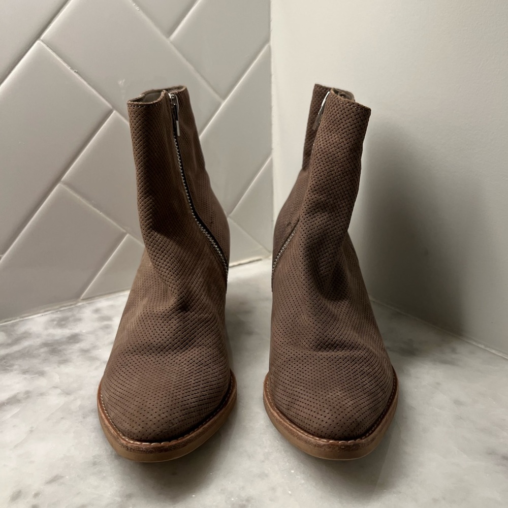 Dolce Vita taupe/ish Booties